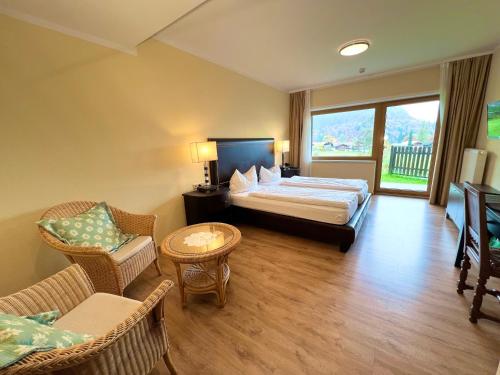 舍瑙阿姆克尼格塞的住宿－巴林司徒波爾酒店，卧室配有一张床和一张桌子及椅子