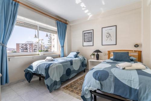A bed or beds in a room at Apartamento Torres ll