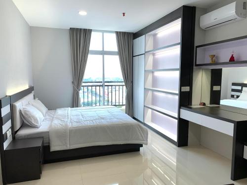 Apartemen Formosa Residence Nagoya Batam by Wiwi في ناغويا: غرفة نوم بسرير وشرفة