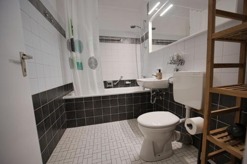 La salle de bains est pourvue de toilettes et d'un lavabo. dans l'établissement HejU - Luxury Aussicht - Kingsize Bed - Kitchen - Bathtub, à Lübeck