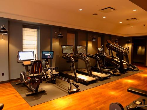 Das Fitnesscenter und/oder die Fitnesseinrichtungen in der Unterkunft The Ned NoMad