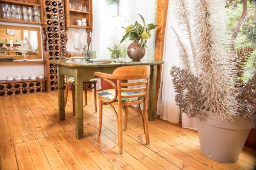 a green table and chairs in a room with a plant at Hotel Rural El Refugio in Tejeda