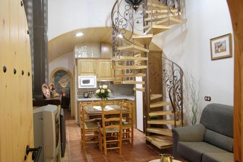 una escalera de caracol en una cocina con comedor en Cuevas las Chimeneas, en Guadix