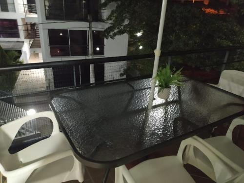 a black table and chairs on a balcony at Apartamento vista piscina principal in Santa Fe de Antioquia
