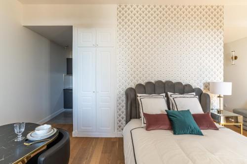 une chambre avec un grand lit et une table dans l'établissement The Gatsby room - 50m des halles - Local vélo, à Narbonne