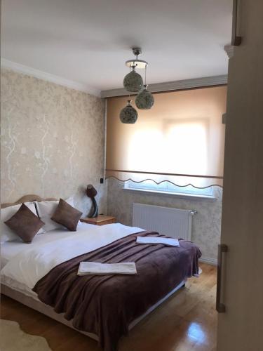 um quarto com uma cama com duas toalhas em Paradiso Apartment em Novi Pazar