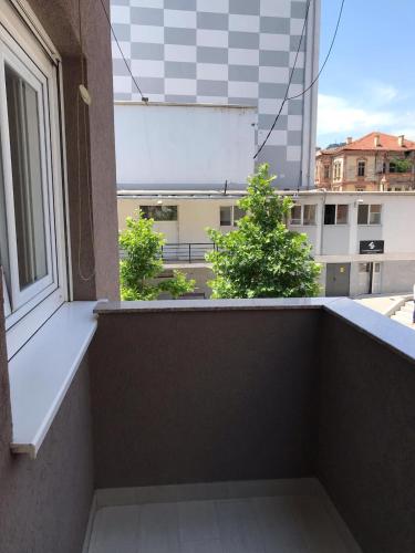 uma varanda com vista para um edifício em Paradiso Apartment em Novi Pazar