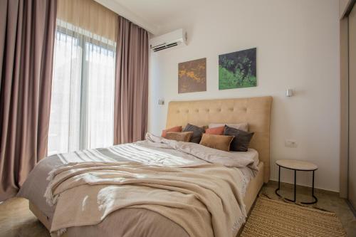 um quarto com uma cama grande e uma janela em The Dream Getaway & Spa by DeVasco em Bečići