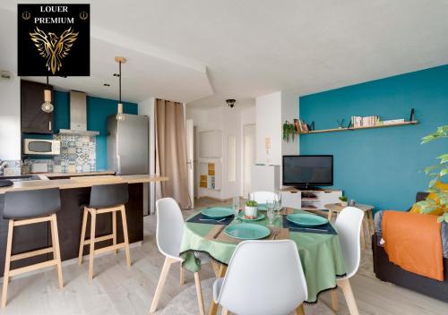 a kitchen and living room with a table and chairs at Au COEUR du STADE DE FRANCE in Saint-Denis