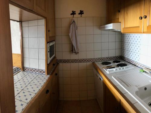 Appartement Tignes, 2 pièces, 6 personnes - FR-1-449-85にあるキッチンまたは簡易キッチン