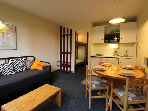 un salon avec un canapé et une table dans l'établissement Charmant T2 pour 4 pers avec coin montagne, ski aux pieds, proche centre, WiFi inclus, Avoriaz - FR-1-633-61, à Morzine