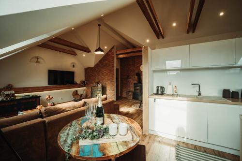 Una cocina o cocineta en ČÁKYHO KÚRIA - apartmán pre 5 osôb s krbom a saunami