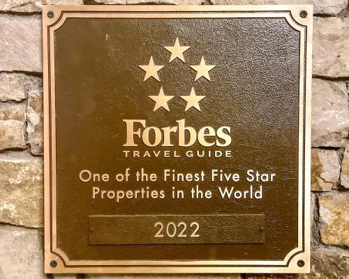 un panneau indiquant les premiers établissements 5 étoiles au monde dans l'établissement Forbes 5 Star Luxury Hotel - 1 Br Residence in Mountain Village Colorado, à Telluride