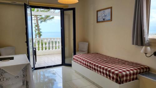 um quarto com uma cama e uma porta de vidro deslizante em Room in Studio - Crete Island suite Collection adults em Hersonissos