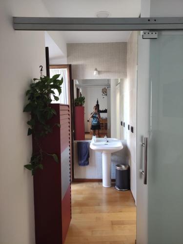 een badkamer met een wastafel en een spiegel bij Precioso apartamento Centro de Sevilla in Sevilla