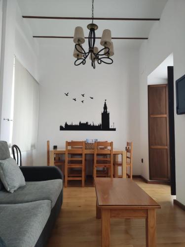 sala de estar con sofá y mesa en Precioso apartamento Centro de Sevilla en Sevilla