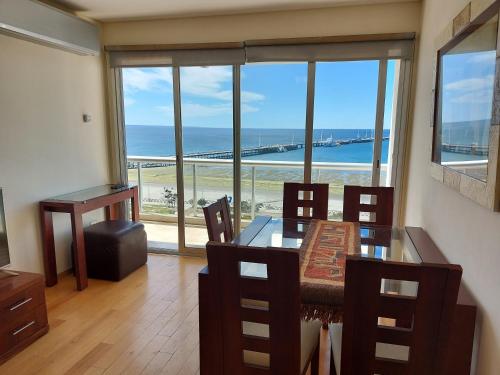 a dining room with a view of the ocean at Mirador del Golfo Puerto Madryn in Puerto Madryn