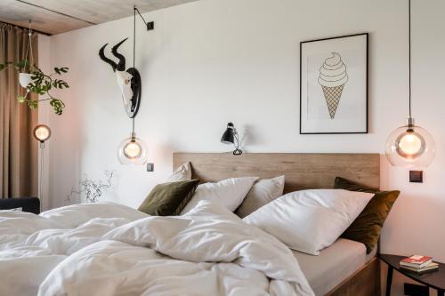 two beds in a bedroom with a couch at Sommers "Schöne Aussicht", Adults only in Reichenbach im Vogtland
