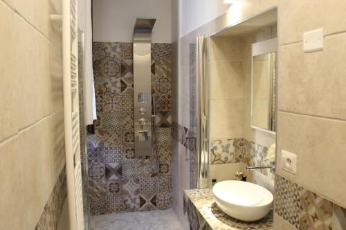 uma casa de banho com um WC e um lavatório em B&b Bianco em Orta Nova