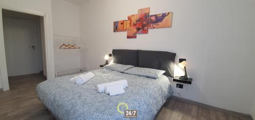 a bedroom with a bed with two pillows on it at Da Nonno Bruno - Luminoso appartamento Relax - Self Check-in in Pratovecchio