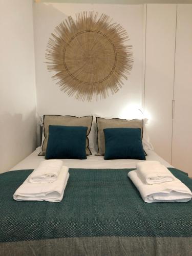 Un dormitorio con una cama con dos toallas encima. en Central charming apartment, en Oporto