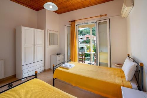 Longós的住宿－阿瑟樓別墅，一间卧室设有一张黄色的大床和一扇窗户。
