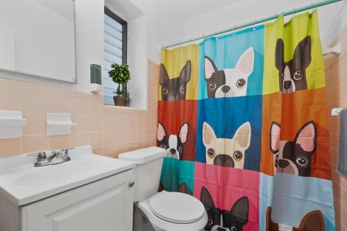 マイアミにあるBeautiful 1 Bedroom Apartment In Miamiのバスルーム(犬用シャワーカーテン付)