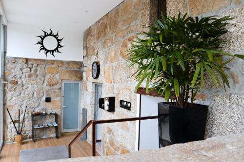 Uma TV ou centro de entretenimento em Quinta de Requeixo