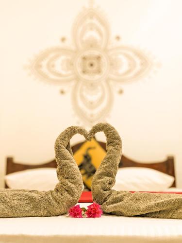 two snakes forming a heart on a bed at Choona Lodge 'view of sigiriya & pidurangala with sunrise' in Sigiriya