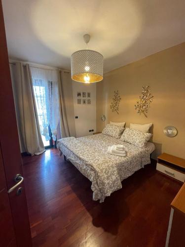una camera con letto e lampadario a braccio di 13'S HOME a Caserta