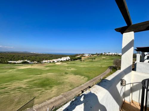 Imagen de la galería de Quiet & Spacious Apt @ Golf Course w/ Roof Terrace, en San Roque