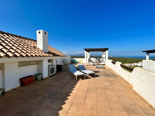 Imagen de la galería de Quiet & Spacious Apt @ Golf Course w/ Roof Terrace, en San Roque