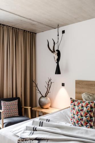 a bedroom with a bed and a vase on the wall at Sommers "Schöne Aussicht", Adults only in Reichenbach im Vogtland