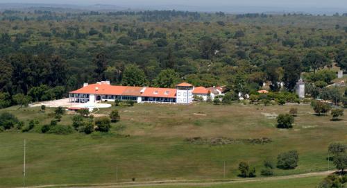 una vista aérea de una gran casa en una colina en Apartamento das Bolotas., en Lavre