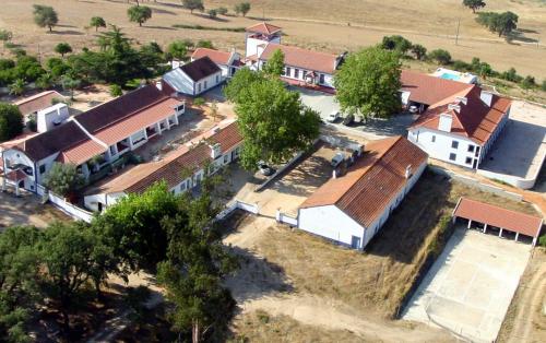 eine Luftansicht eines Hauses mit Hof in der Unterkunft Apartamento das Bolotas. in Lavre