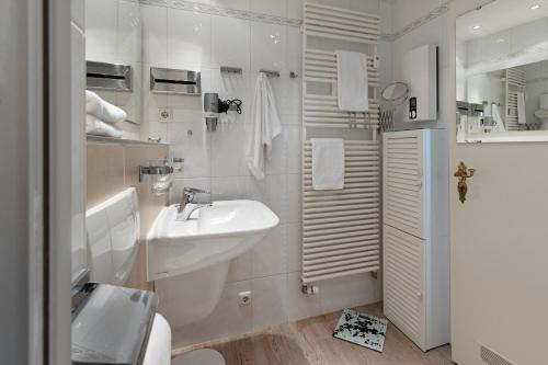 un bagno bianco con lavandino e WC di Kroatzbärchen a List