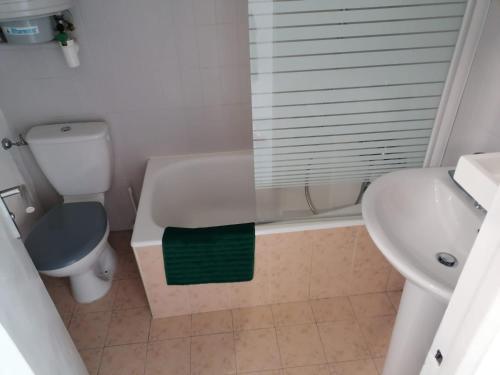 une salle de bain avec une baignoire, des toilettes et un lavabo dans l'établissement Joli studio bord de mer, clim, balcon, parking privé, à Menton