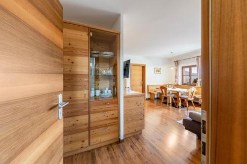 a room with a sliding door with a dining room at Florerhof Ferienwohnung Flieder in Vols am Schlern