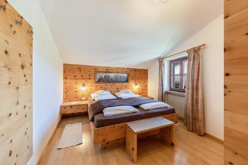 een slaapkamer met een bed in een kamer bij Florerhof Ferienwohnung Flieder in Vols am Schlern
