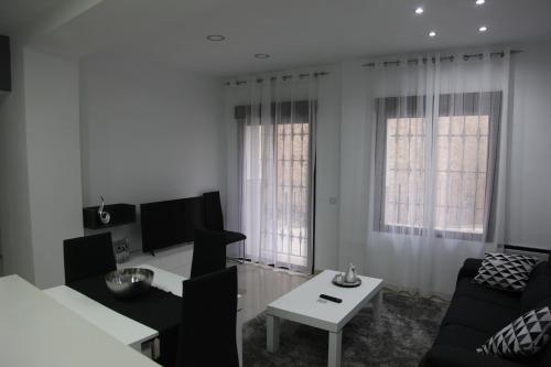 Apartamentos Alogia, Pastora, Yerbater في سيجوربي: غرفة معيشة مع أريكة وطاولة