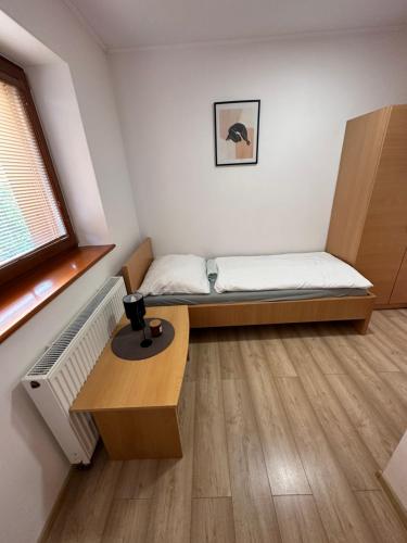 mały pokój z łóżkiem i stołem w obiekcie Chata Relax w Namiestowie
