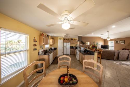 een keuken en een woonkamer met een tafel en stoelen bij Relax at our Beach Haven - Pet Friendly in Galveston