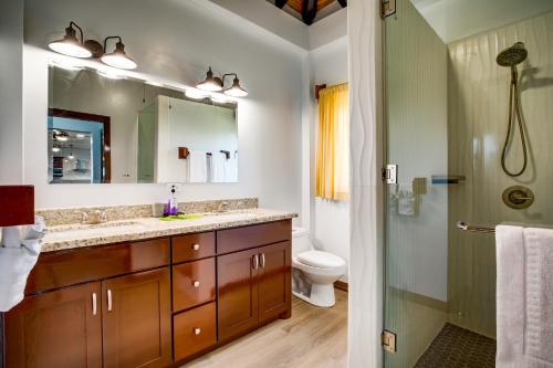 ein Badezimmer mit einem Waschbecken, einem WC und einem Spiegel in der Unterkunft Marsh Madness in Maya Beach