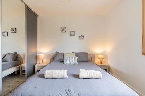 um quarto com uma cama grande com duas almofadas em Talloires Village, Lac d'Annecy, Résidence récente 4 étoiles em Talloires