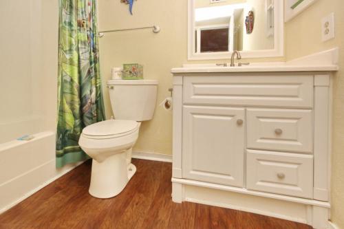 uma casa de banho branca com um WC e um lavatório em Myrtle Beach Resort A145 em Myrtle Beach