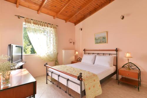 Säng eller sängar i ett rum på Domelia's Luxury Apartments near Airport & beach