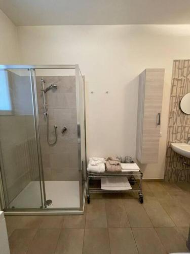 ein Bad mit einer Dusche und einem Waschbecken in der Unterkunft Terrace house appartamento mq 80 adiacente ospedale e clinica in Piacenza