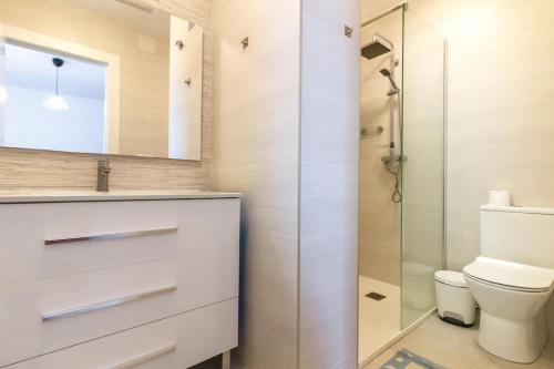 ein Badezimmer mit einem Waschbecken, einem WC und einem Spiegel in der Unterkunft SEA VIEW, walking distance! Refurbished 2 bed, modern. 20 min. from Alicante Airport in Santa Pola