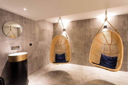 Baño con 3 cestas colgantes en Modern 2BR 5* pool gym spa garage Mont-Blanc view en Chamonix-Mont-Blanc