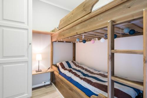 a bedroom with two bunk beds and a desk at Leilighet Beitostølen sentrum, terrasse og innendørs parkering in Beitostøl